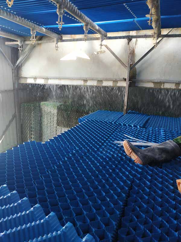 冷却塔维修中填料更换