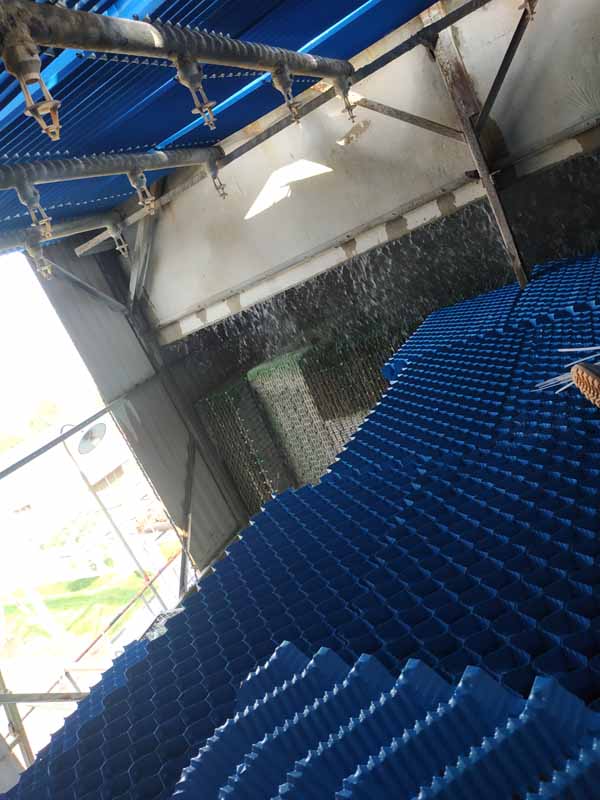 冷却塔维修中填料更换需按 “检查评估→拆除旧料→清洁预处理→新料安装→调试验收” 流程操作，重点把控填料选型、安装密封性和水质适配性。