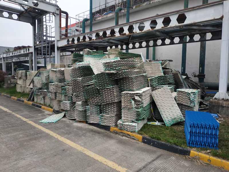 冷却塔维修中填料更换需按 “检查评估→拆除旧料→清洁预处理→新料安装→调试验收” 流程操作，重点把控填料选型、安装密封性和水质适配性。